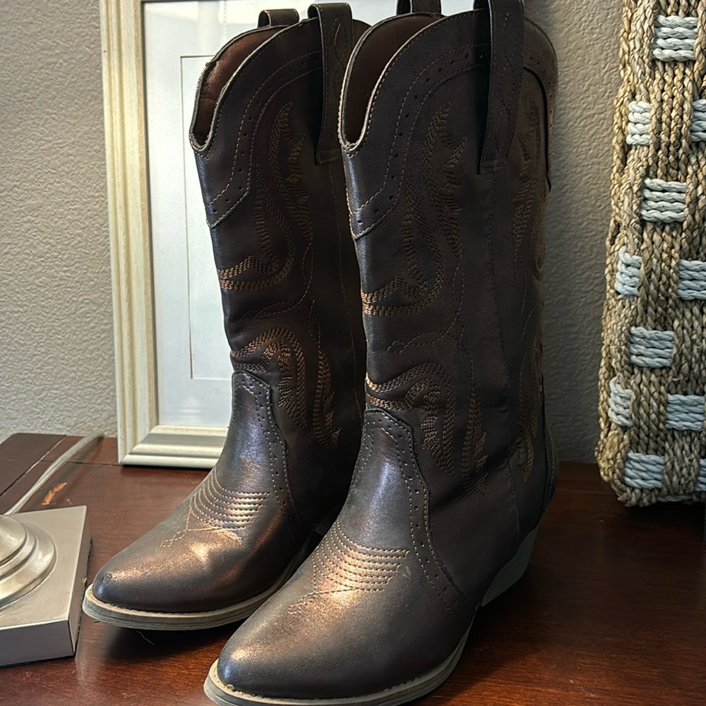 Women’s cowboy boots, goldish pewter color slip on size 8 great condition